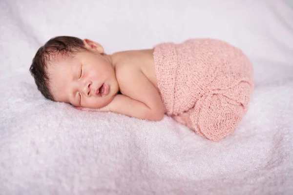 Doce Bebê Recém Nascido Dormindo Com Boca Aberta — Fotografia de Stock