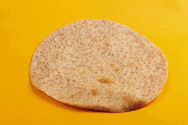 Pirított tortillában, sárga háttér — Stock Fotó