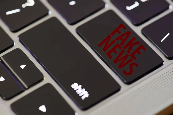 Notícias falsas no teclado do laptop internet — Fotografia de Stock