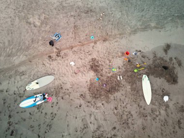 Üzerinde ıslak kum plaj aksesuarları koymak