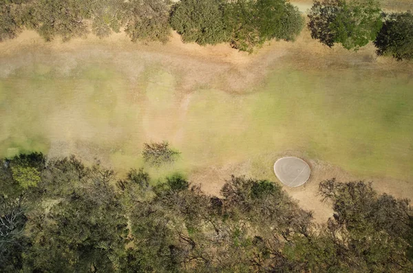 Campo de golf verde con agujero — Foto de Stock