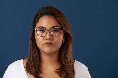 Seriuos kadın gözlük