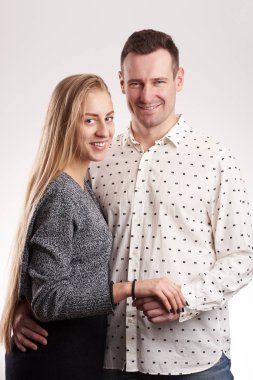 Gülümseyen genç Çift