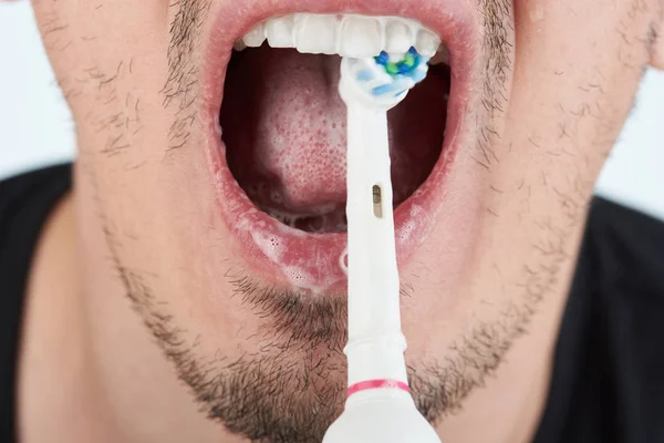 Reiniging van de tanden met tandpasta — Stockfoto