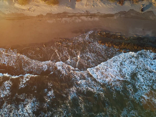 Vagues océaniques en cosatline rocheuse — Photo