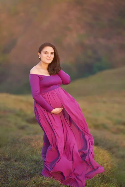 Pembe elbiseli hamile kadın. — Stok fotoğraf