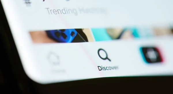 Découvrez de nouvelles personnes dans l'application tiktok — Photo