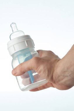 Plastik bebek besleme şişe tutan el