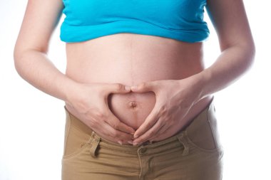 Şekil kalp hamile karın üzerinde eller