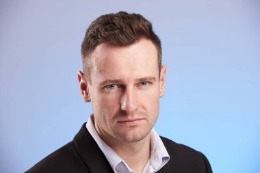 ciddi genç adam portresi