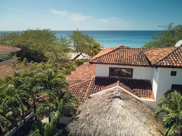 Techo rojo de villa de lujo — Foto de Stock