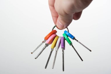 Renkli metal tuşları kümesi