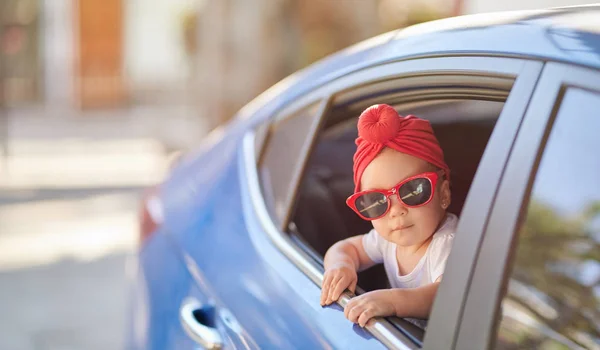 Árabe bebé niña en coche — Foto de Stock