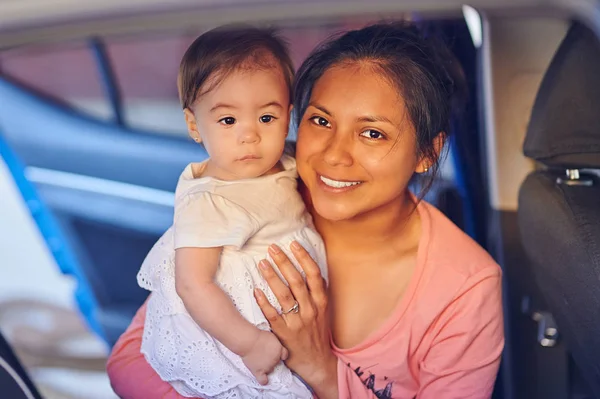 Dos hermanas en coche — Foto de Stock