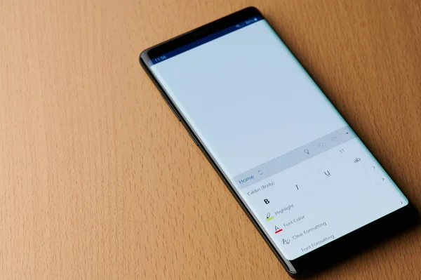 Microsoft office word akıllı telefon ekranında — Stok fotoğraf