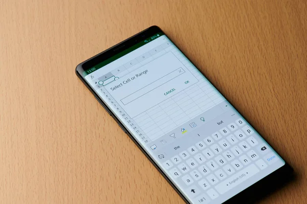 แอปพลิเคชัน Microsoft excel บนหน้าจอสมาร์ทโฟน — ภาพถ่ายสต็อก