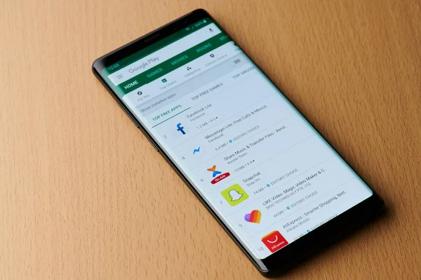 Google play market na ekran smartfona — Zdjęcie stockowe