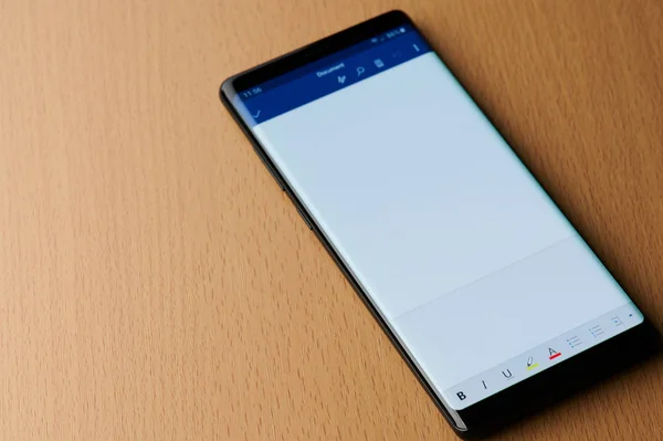 Página de Microsoft Word en la pantalla del teléfono inteligente —  Fotos de Stock