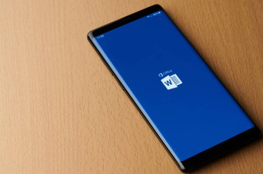 Microsoft office word uygulaması smartphone ekranında