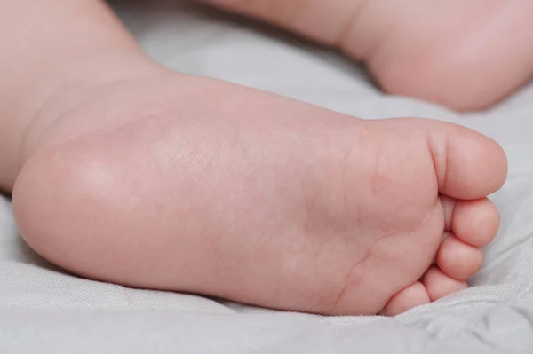 Ноги однієї дитини — стокове фото
