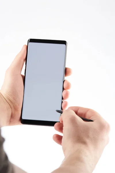 Smartphone med touch penna i hand — Stockfoto
