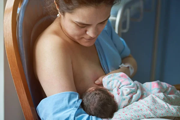 Годування новонароджених у лікарні — стокове фото