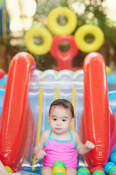 Bebé niña en piscina para niños — Foto de Stock