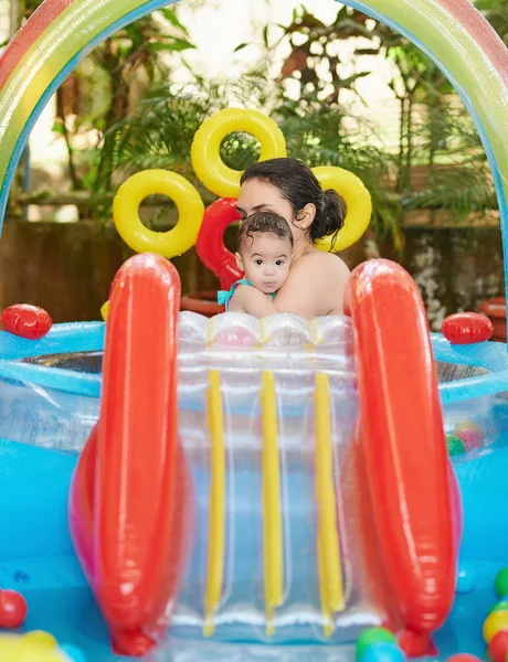 Bebé con mamá en la piscina de goma — Foto de Stock