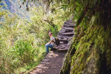 Adam oturup yol hiking taşa