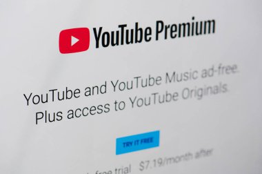 YouTube prim hizmet üstünde laptop perde