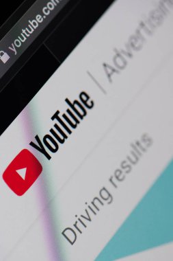 Youtube sonuçları dizüstü bilgisayar ekranında sürüş