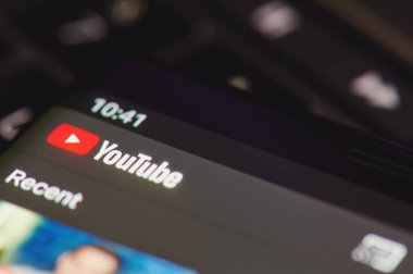 YouTube uygulaması smartphone ekranında