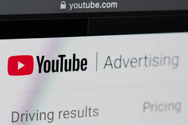 Publicidad de Youtube en pantalla portátil — Foto de Stock