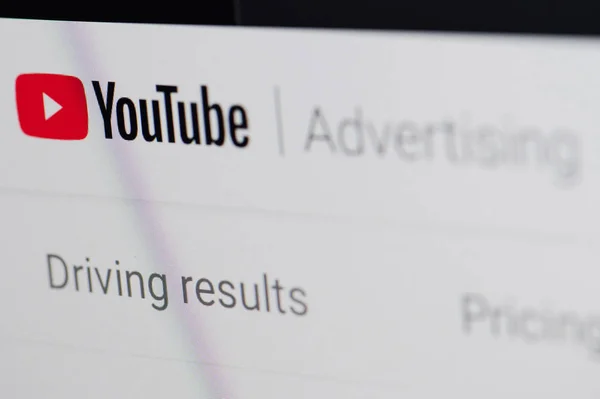 Youtube-Werbedienst auf Laptop-Bildschirm — Stockfoto