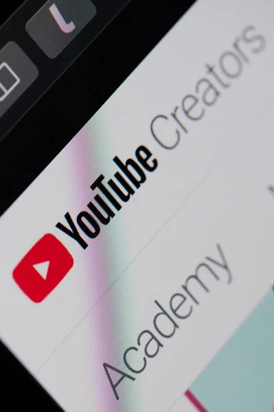 YouTube skaparna service på laptop skärm — Stockfoto