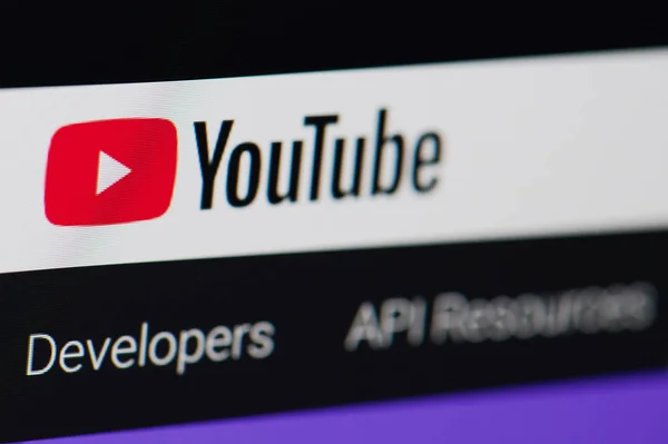 YouTube-fejlesztők szolgáltatás a laptop képernyőjén — Stock Fotó