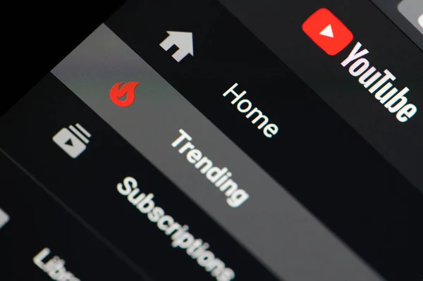Trending Videos auf youtube Laptop-Bildschirm — Stockfoto