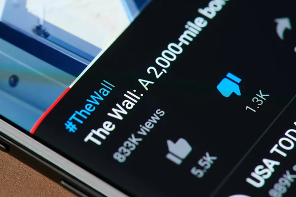 New York, USA - 15. März 2019: Abneigung gegen Youtube-Videos auf Smartphone-Bildschirm Nahaufnahme — Stockbild Abneigung gegen Youtube-Video — Stockfoto