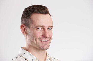 Diş genç adamla gülümseyen