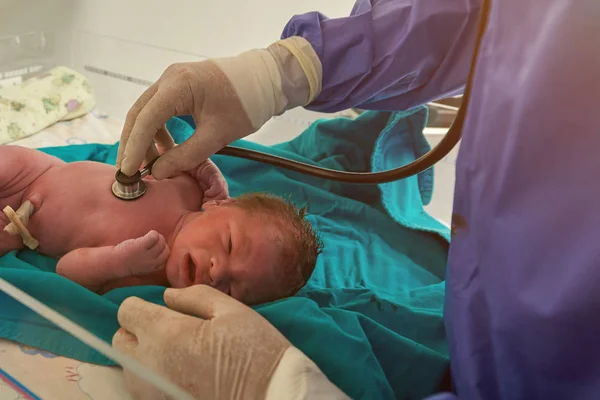 Обстеження новонародженої дитини — стокове фото