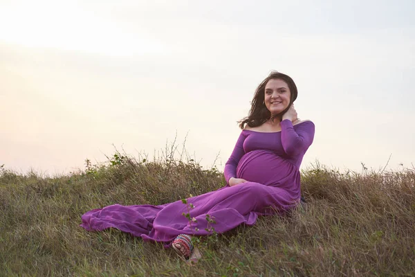 Mutlu Gülümseyen Hamile Kadın — Stok fotoğraf