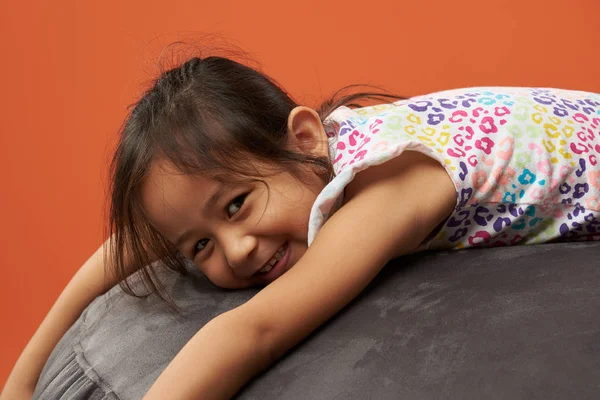 Asiático niño relajante en un beanbag — Foto de Stock