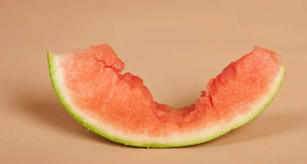 Pedaço de melancia meio comido — Fotografia de Stock