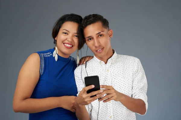Młoda kobieta i mężczyzna ze smartfonem — Zdjęcie stockowe