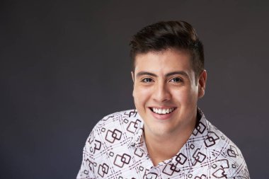 Yakışıklı genç adam.