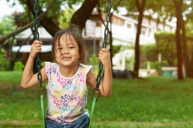 Asya kız üzerinde bir salıncak saç üzerinde yüz