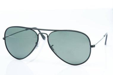 Modern siyah güneş gözlüğü