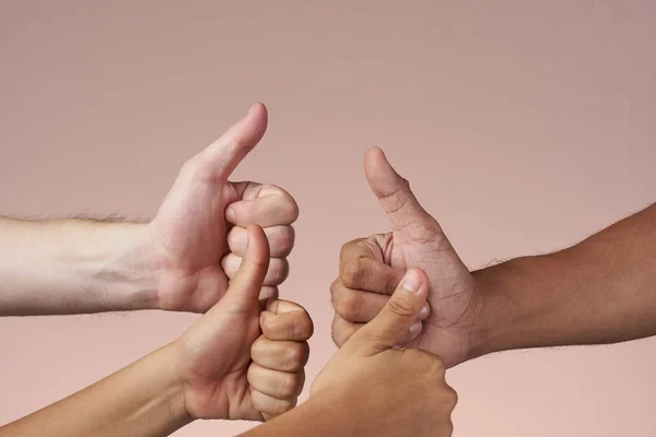 Fyra händer med tummen upp — Stockfoto