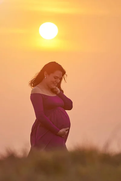 Güneşli ışık hamile kadın — Stok fotoğraf