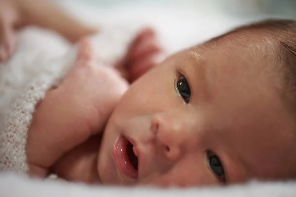 Retrato de cerca del bebé recién nacido — Foto de Stock
